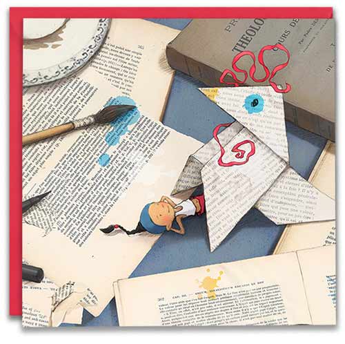 carte postale de Timeliot qui a fait une cocotte en papier avec les pages d'un livre. Il est sous la cocotte et joue avec elle