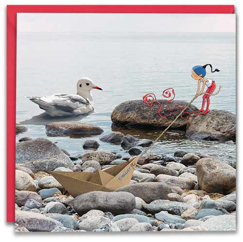 carte postale de Timeliot qui tire sur les galets d'une plage son petit bateu en papier. Une mouette dans la mer le regarde