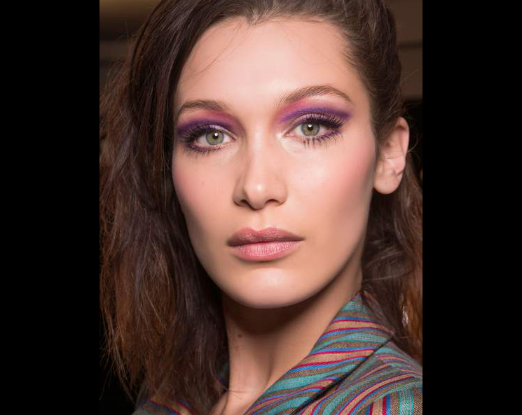 Le regard intense violet pour passer une bonne soirée