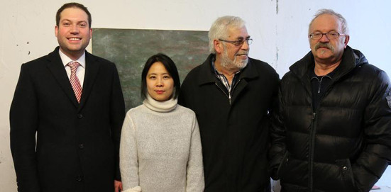 Die 15. Gaildorfer Stadtmalerin mit (von links) Bürgermeister Frank Zimmermann, Rolf Deininger und Stadtrat Martin Zecha im Stadtmaler-Atelier im Alten Schloss. Hier wird Jeong Eun Lee für ein Jahr arbeiten. 