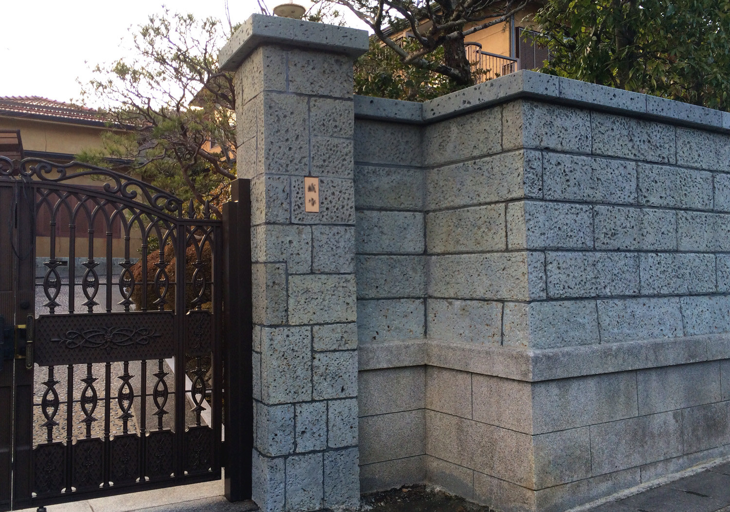 京都市京セラ美術館　大理石補修及び特殊洗浄大谷石　修復・コーティング施工三菱開東閣神戸大丸38番館打放しコンクリート汚染防止剤　塗布施工温泉施設の石材等の汚染、カビ、エフロ除去施工大理石特殊洗浄・ACSマーブル＆ガード塗布墓石施工例トラバーチン＜石灰岩＞の特殊洗浄施工