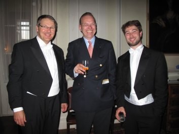Beim Empfang im Neuwieder Schloss: KMD Thomas Schmidt , Carl Fürst zu Wied, Sebastian Poyault (von links nach rechts)