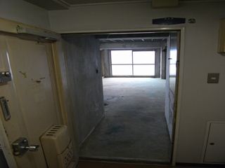 玄関から見た室内（before）