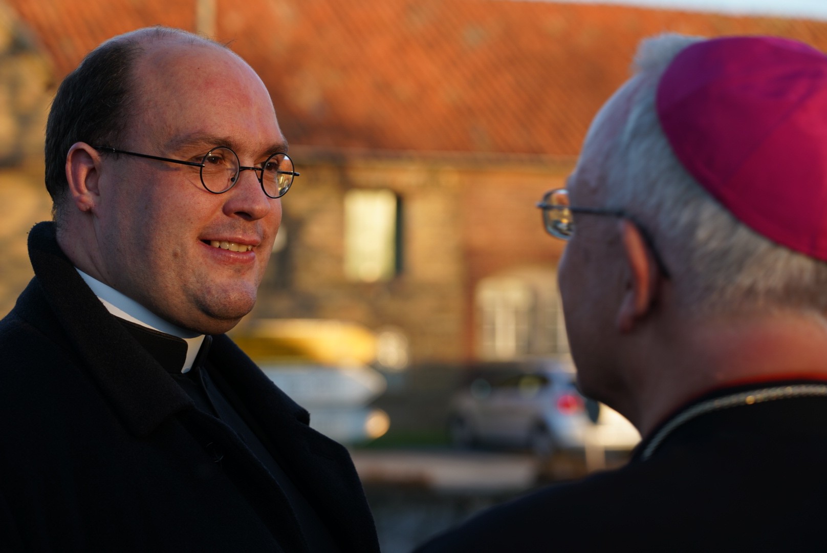 Pastor Ulrich Liehr begrüßt den Weihbischof