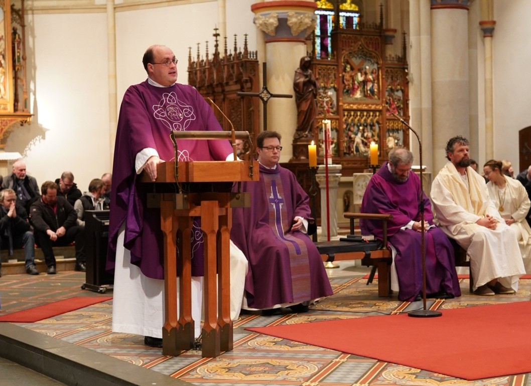 Die Predigt hält Pastor Liehr