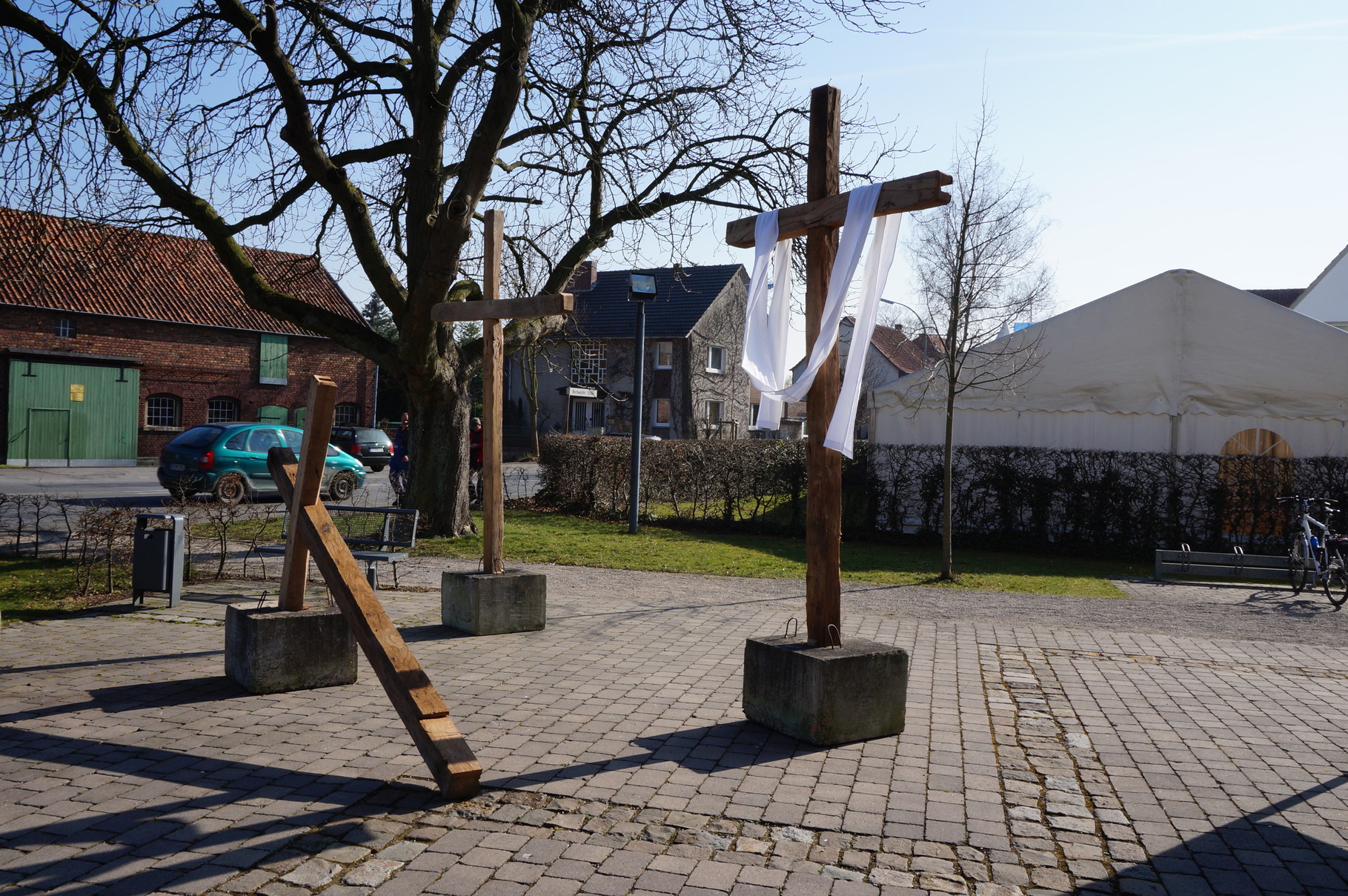 Vor der St. Albertus-Magnus-Kirche