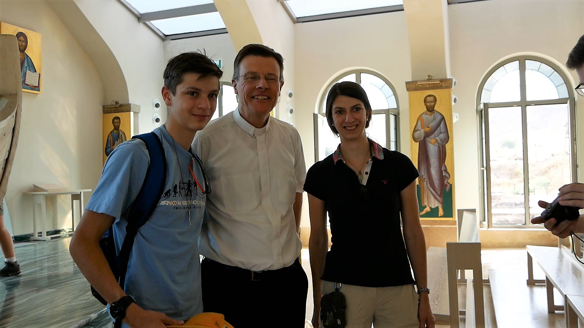 Die Tante von Felix (links) und Dominika von Plettenberg hat im Team der Gestaltung der Kirche mitgearbeitet - in der Mitte Pater Kelly