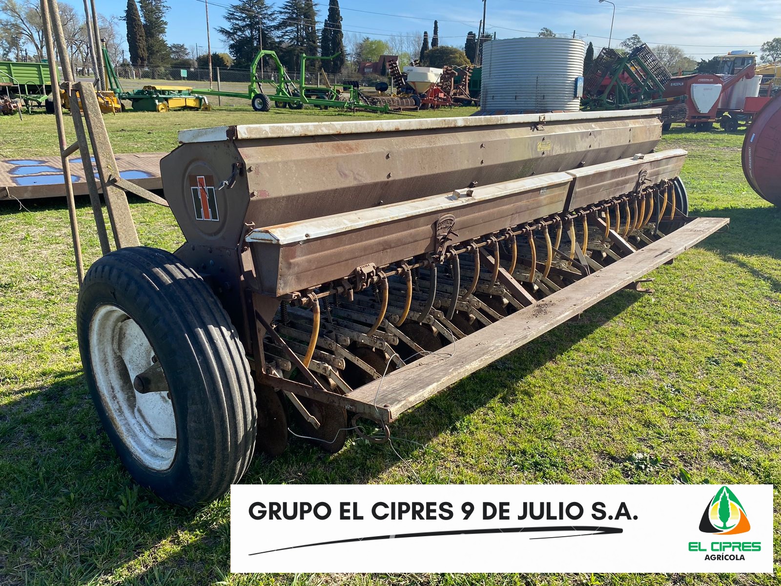 Sembradora Internacional de 23 a 17.5 con alfalfero. 