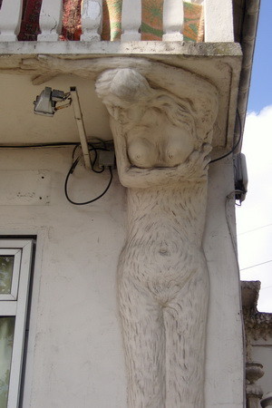 Sculpture supportant balcon