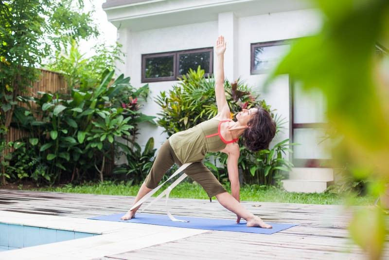 Trikonasana mit Gurt. Die Verbindungen im Körper werden besser spürbar