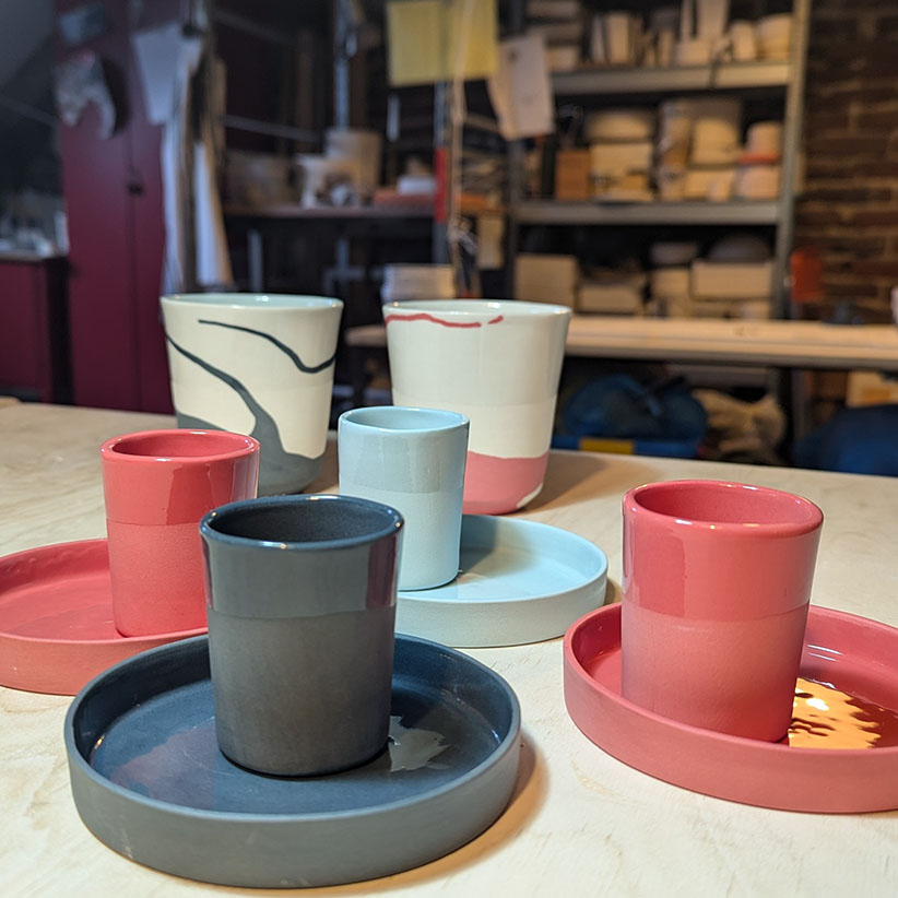 Espresso Becher mit Tellerchen, gerade schlichte Form in verschiedenen Farben, z.B. pink, anthrazit, hellblau usw