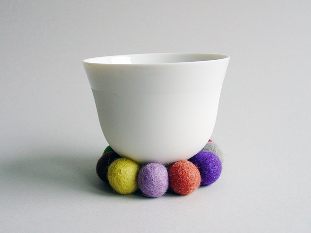Biskuitporzellan Teeschale auf Filzuntersetzer aus bunten Filzkugeln