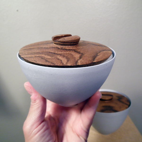 Porzellandose grau mit Teakholzdeckel