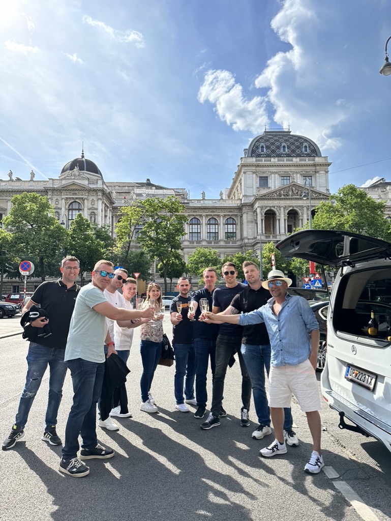 Guía privado explicando Viena durante un tour exclusivo en vehículo