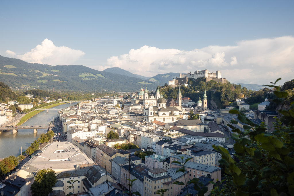 Vista panorámica del centro histórico de Salzburgo con la fortaleza Hohensalzburg y los Alpes al fondo