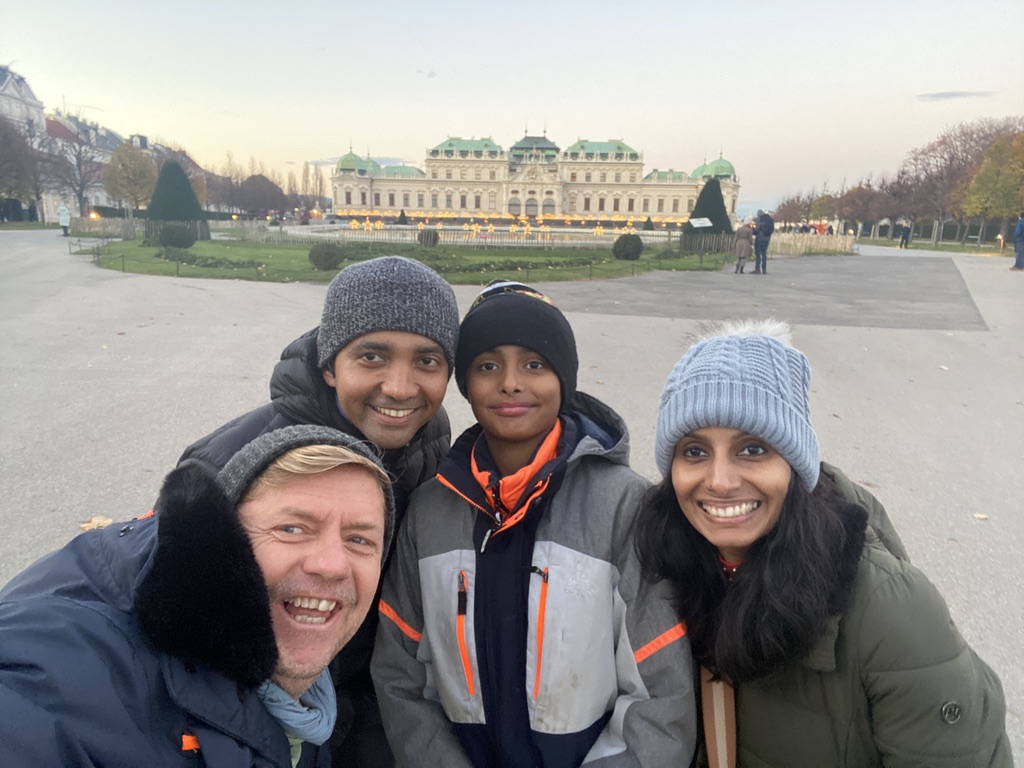 Turistas satisfechos en un tour privado por Viena, descubriendo patios ocultos y callejuelas.