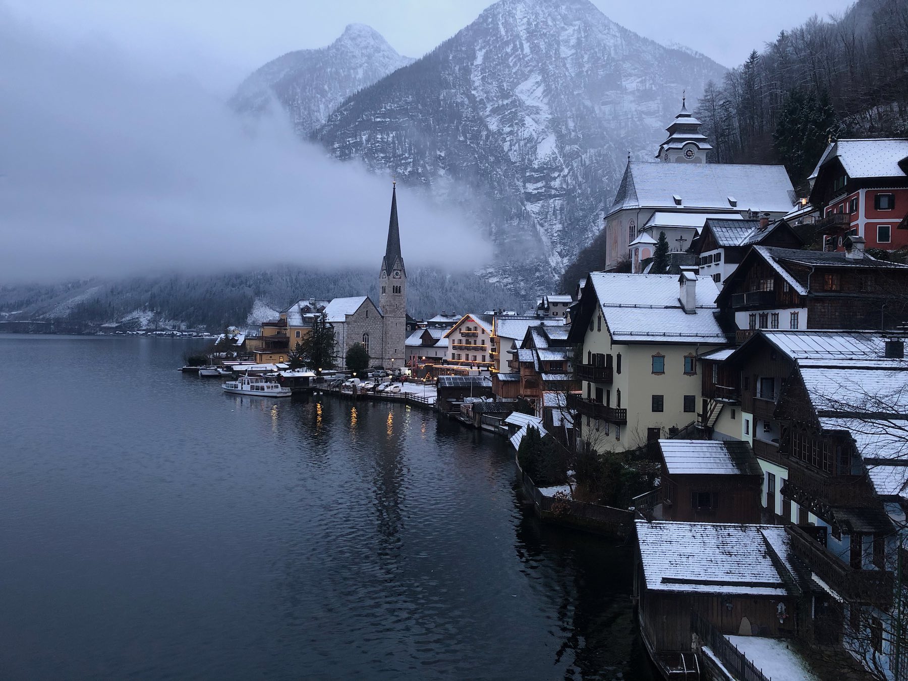 Vista del pueblo de Hallstatt junto al lago alpino, patrimonio mundial de la UNESCO