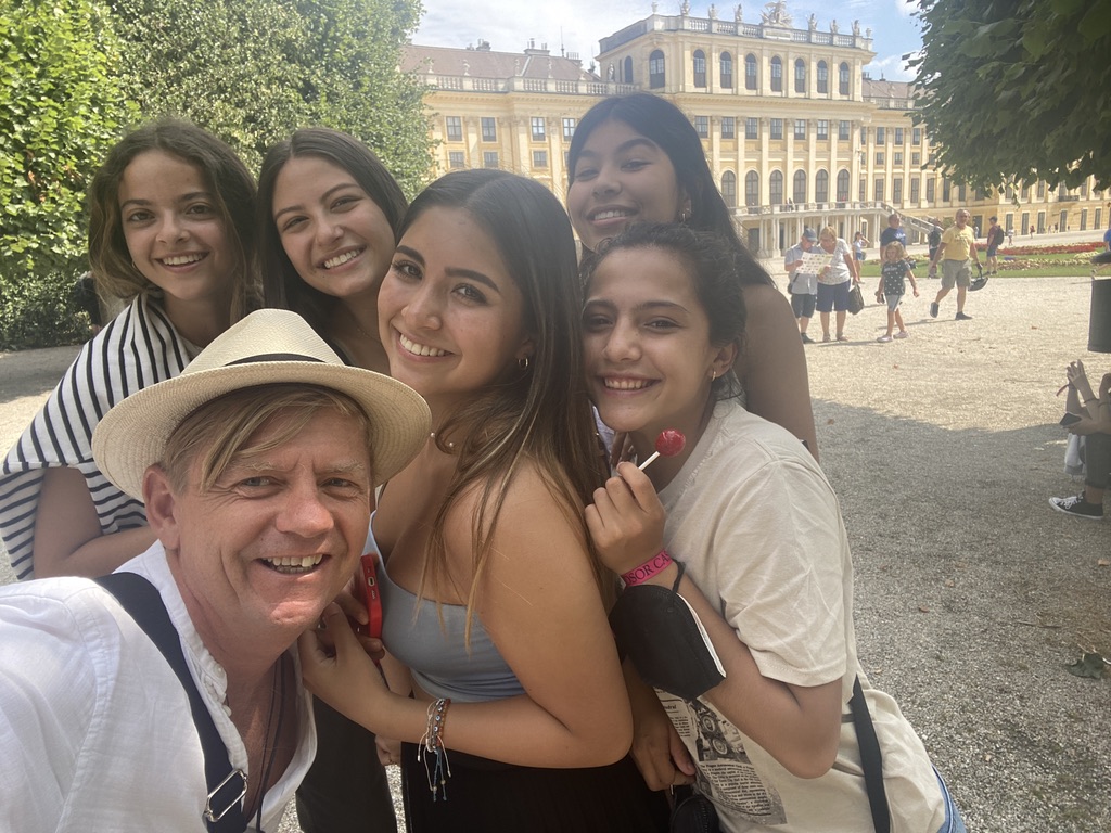 Familia feliz durante un paseo personalizado por el casco antiguo de Viena.