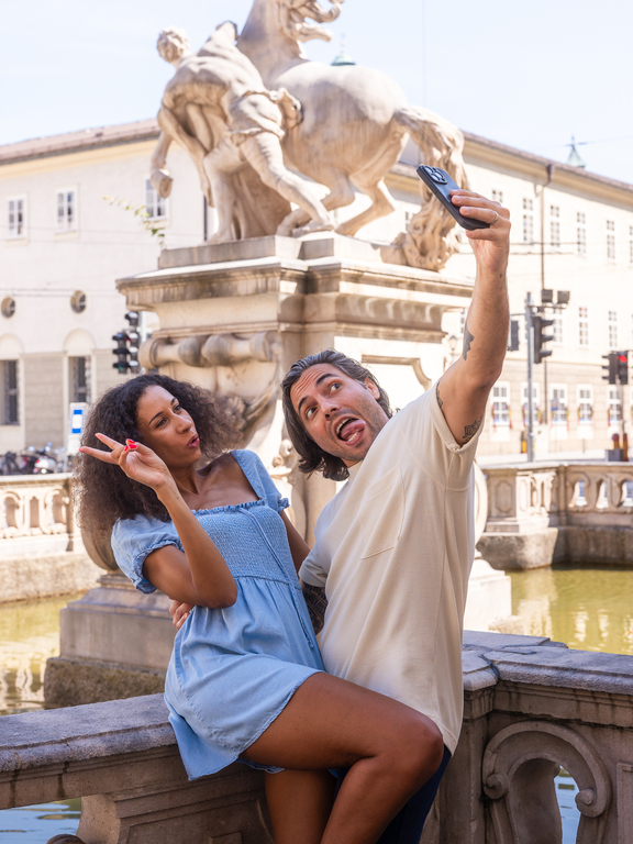 Viajeros disfrutando de una excursión privada a Salzburgo con guía local y servicio personalizado