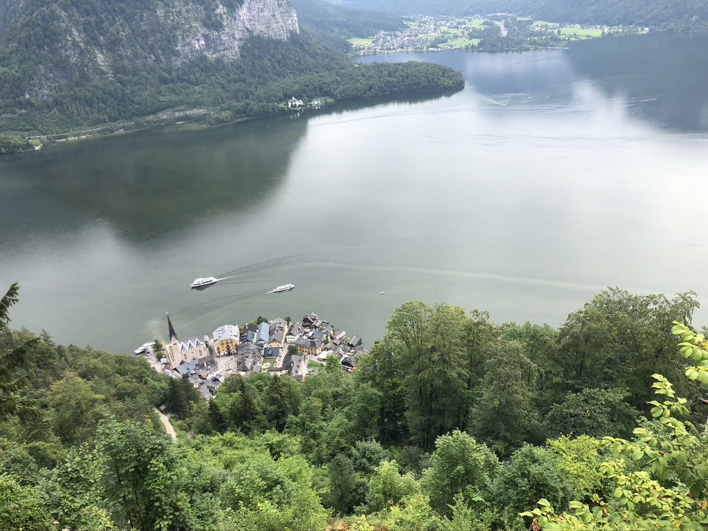 Casas tradicionales de Hallstatt reflejadas en el lago con montañas alpinas al fondo