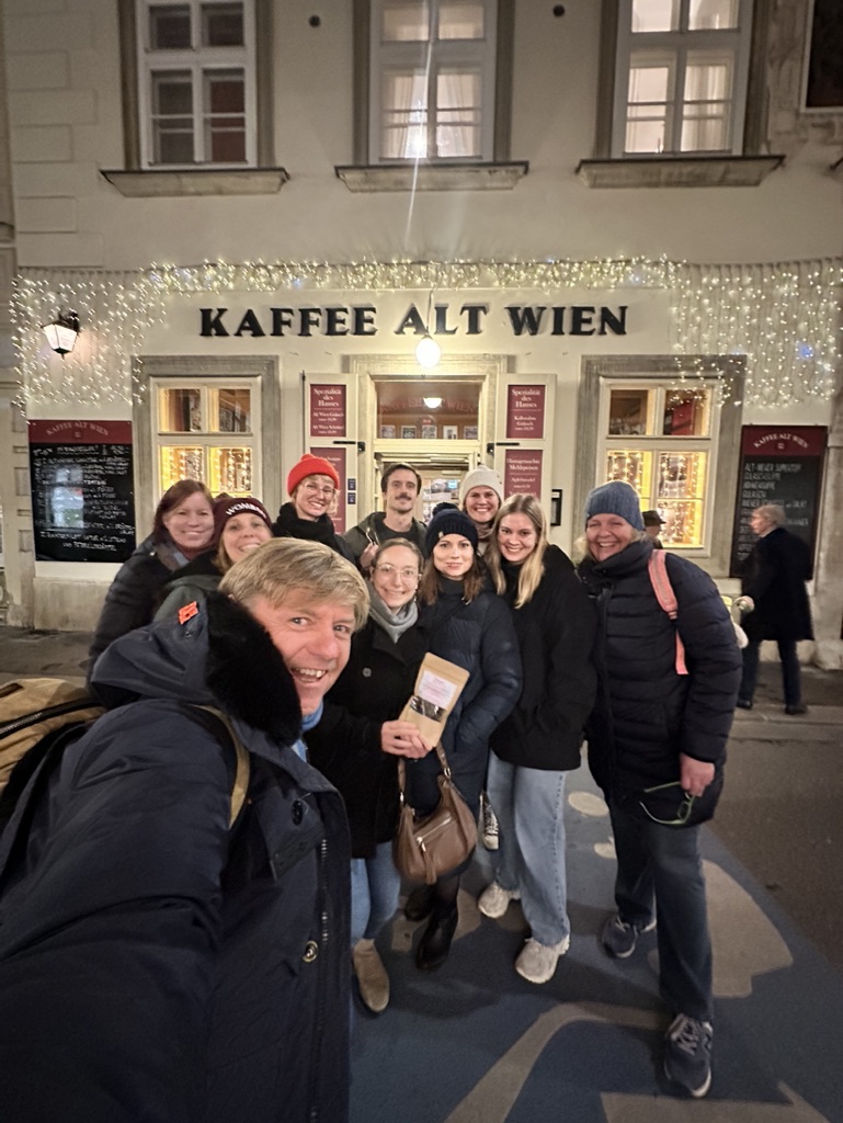 Freudige Gäste bei dem Spaziergang Kaffee Alt Wien