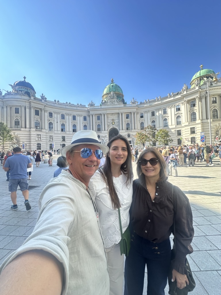 Vienna Tourguide and happy people around