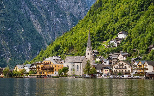 Excursión privada desde Viena a Hallstatt con lago alpino y casas tradicionales junto al agua