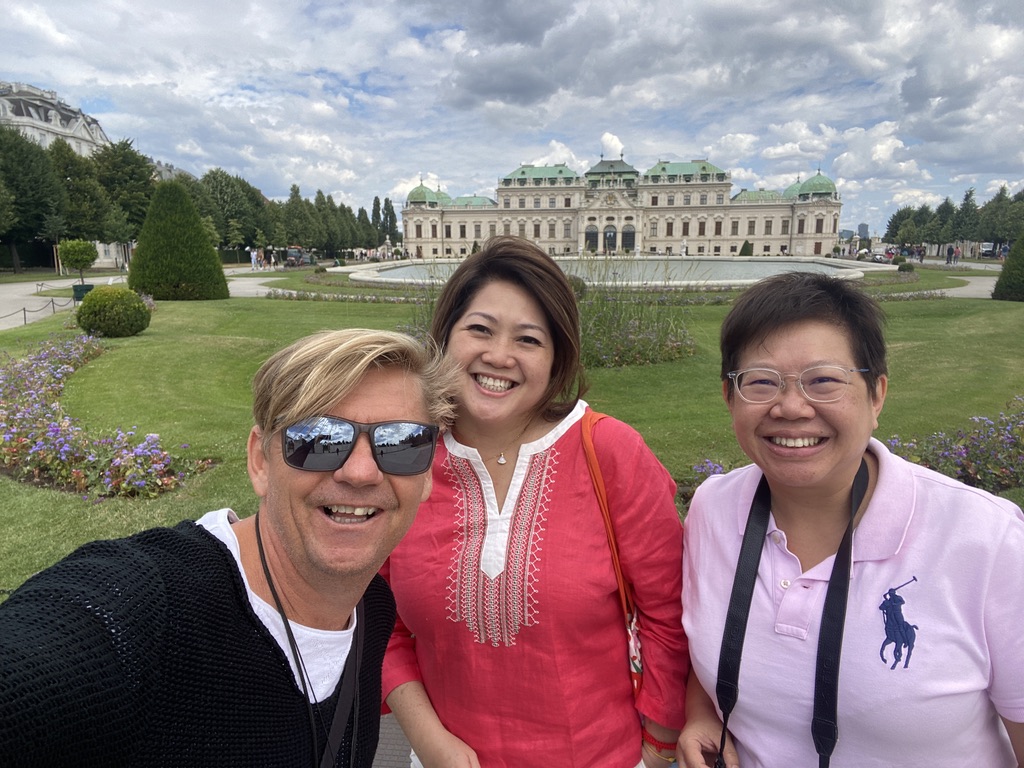Clientes disfrutando de un paseo privado por Viena con guía oficial.