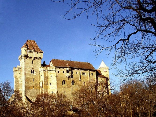 Vista exterior del castillo medieval de Liechtenstein cerca de Viena