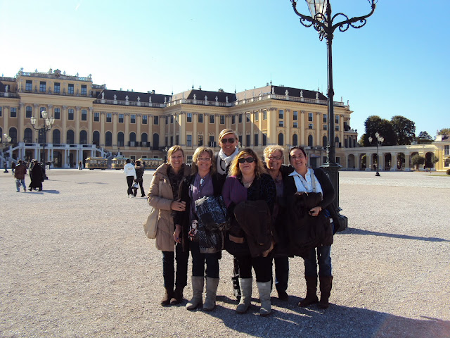 guide Peter and happy clients in schonbrunn