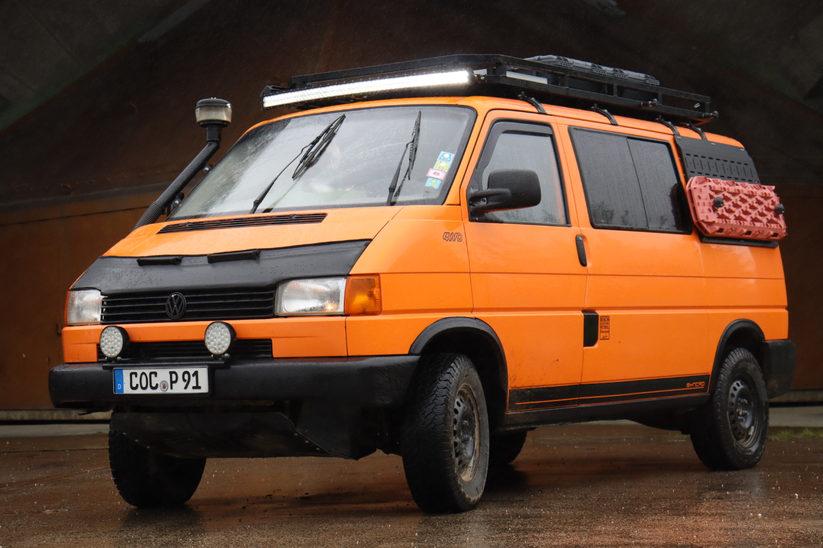 T4 Syncro mit SSC Höherlegung, Differentialabsenkung (Diffabsenkung) und dem Geräteträger für Wasserkanister oder Sandbleche