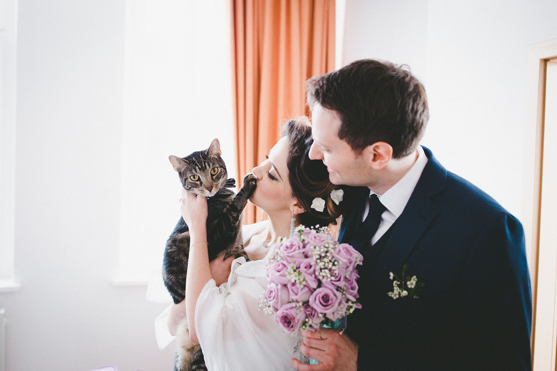 Brautpaar mit Katze Hochzeitsfoto