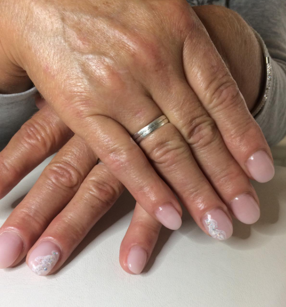 Beispiel Nagelpflege mit Maniküre und Lack