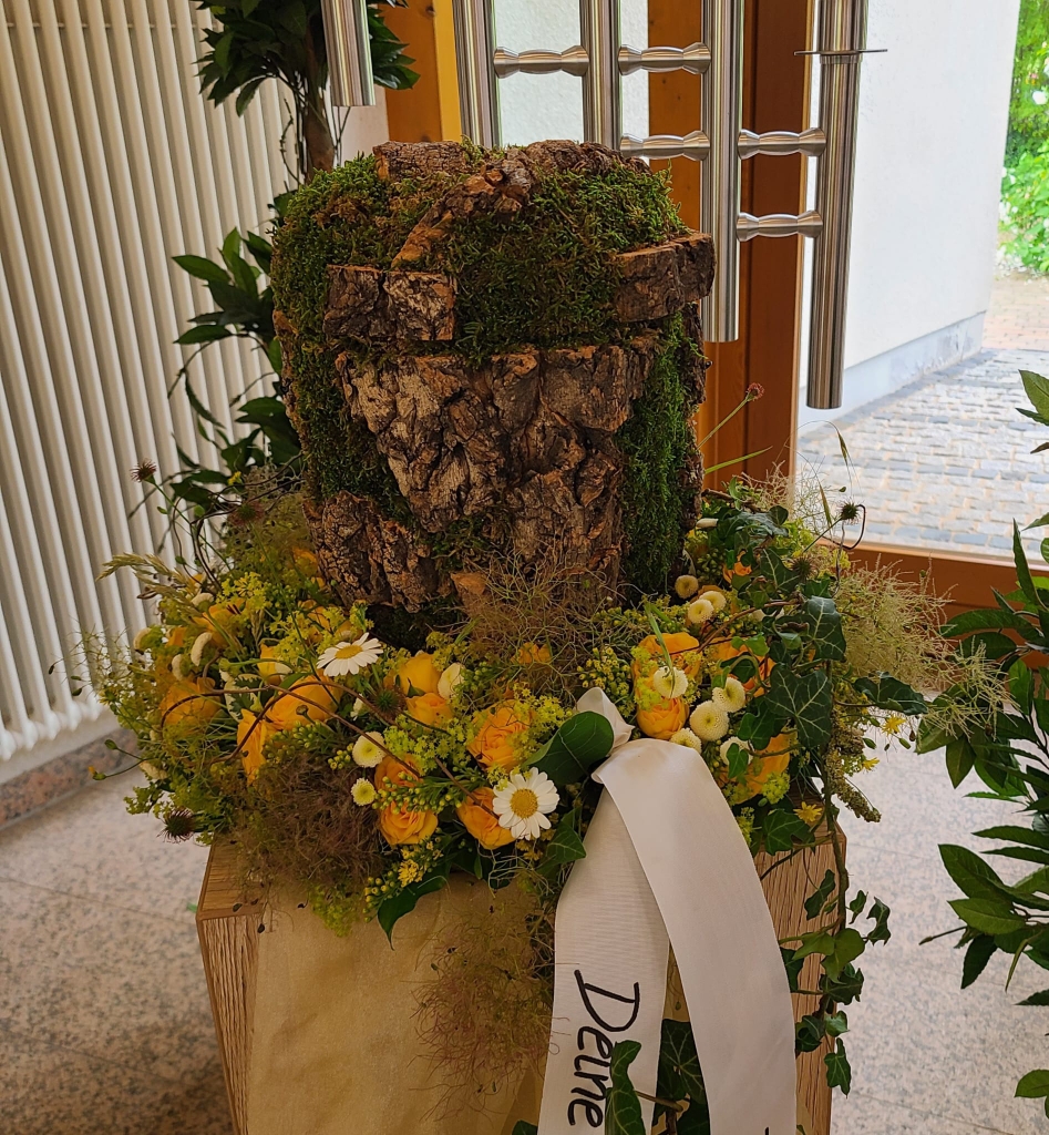 Urnenkranz mit naturnaher Urne