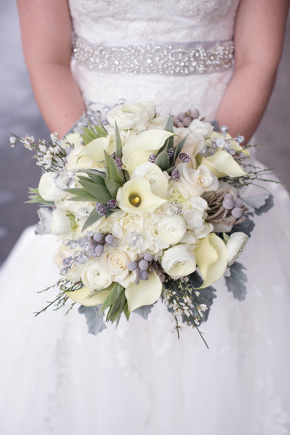 Bouquet de mariée romantique avec roses blanches et callas – Des fleurs des fleurs etc à Francheville