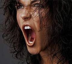 Busto de mujer gritando, con la boca abierta, enfadada