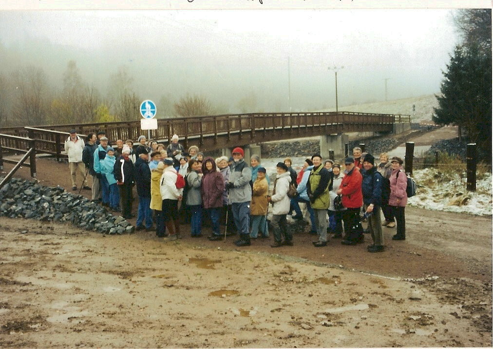 An der am 10.11.2005 eröffneten Fuß-und Radwegbrücke bei der Bretmühle (Taubenfurthbrücke)