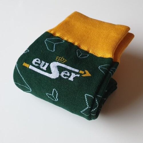 Custom made sokken in opvallende kleuren en patronen, gepresenteerd als stijlvol en persoonlijk mode-item
