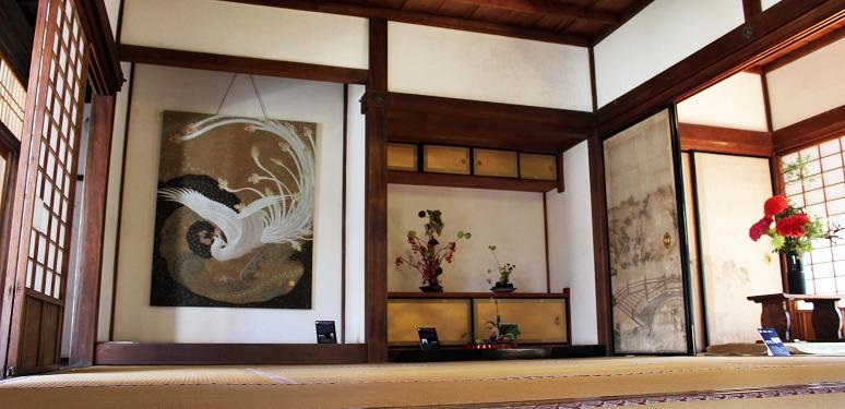 22011年10月15日 御寺泉涌寺の展示 「回生 -Regeneration-」・100F（京都）  鳳凰は全ての動物の始祖とされ、不滅と復活と永遠を象徴する。生の源は死であり、死の源は生である。 生と死は分かち難く一対であり、等しく、隙間なく、永遠に連続する。 