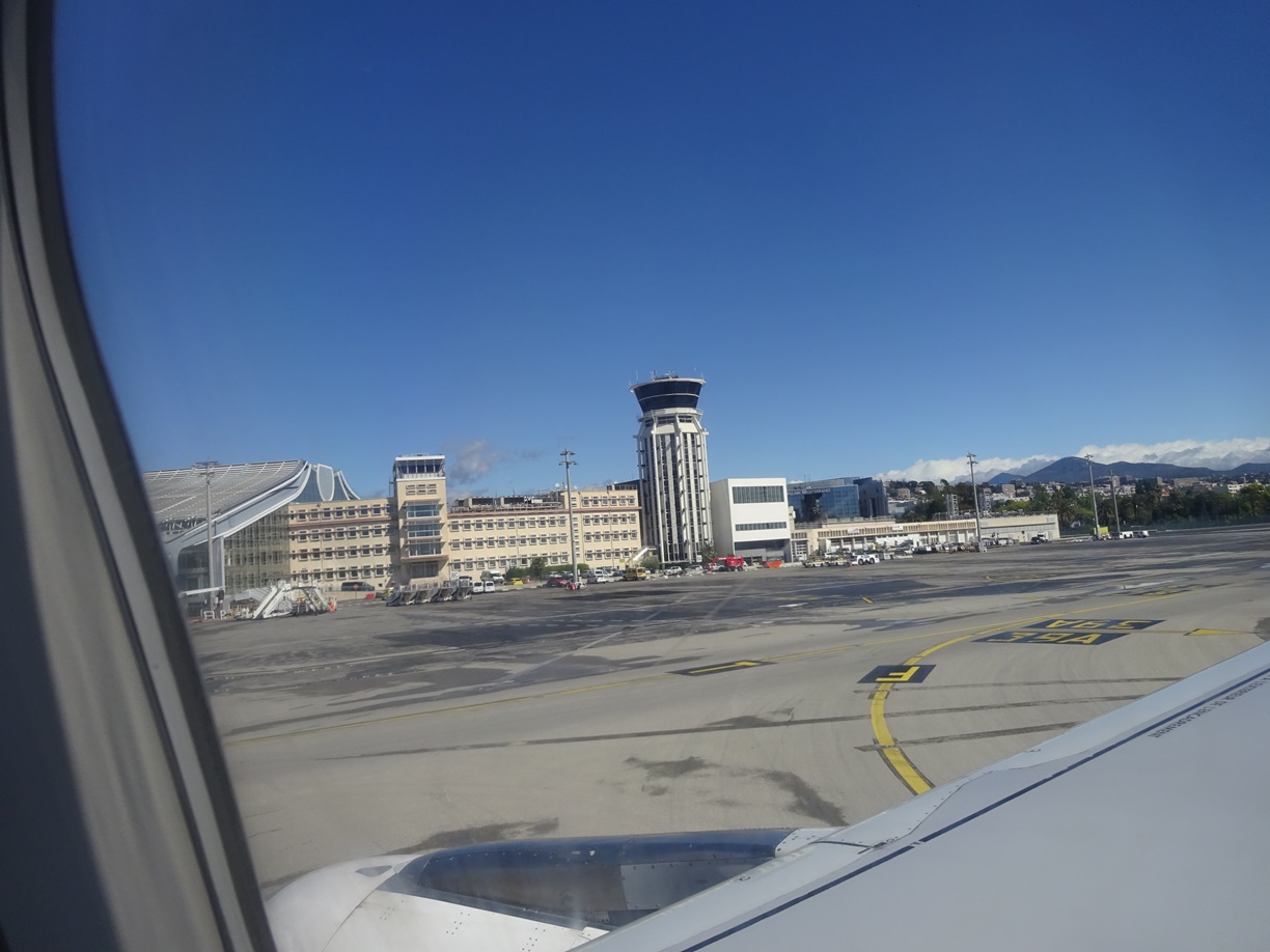 無事にニース空港に着陸。この空の青さ、やっぱり空が澄み切って南仏にきたって実感します。