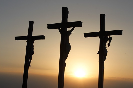 3 Kreuze und Sonnenuntergang