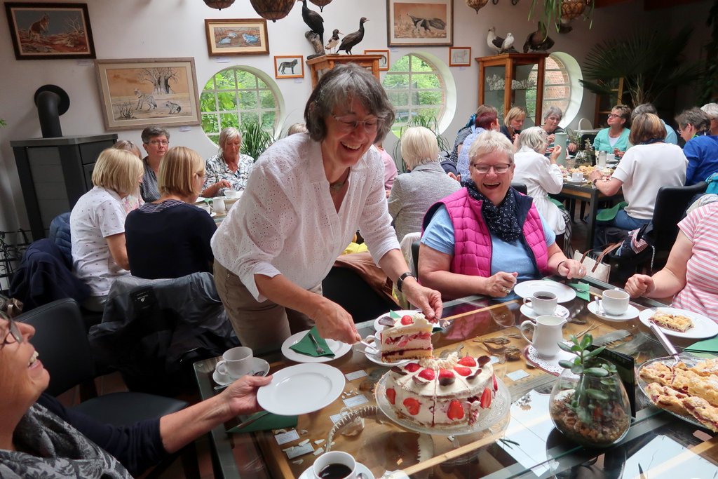 Linda Letsch verteilt riesige Erdbeertorte im Café Urzeit