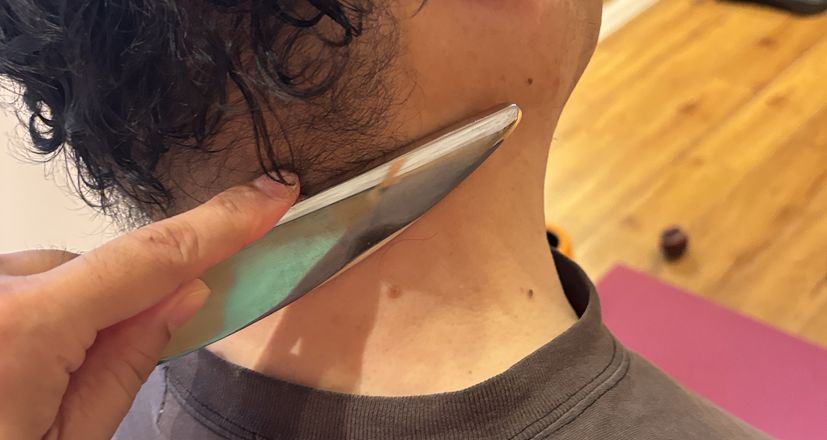 長年の猫背・ストレートネックに終止符！驚くほど楽になる筋膜リリースの秘密