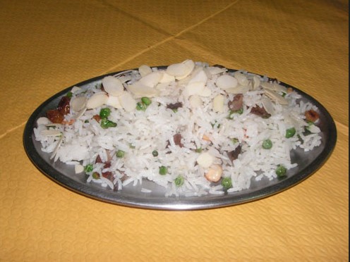 RIZ KASHMIRI (Riz basmati aux champignons, raisin, cajou, petits pois)