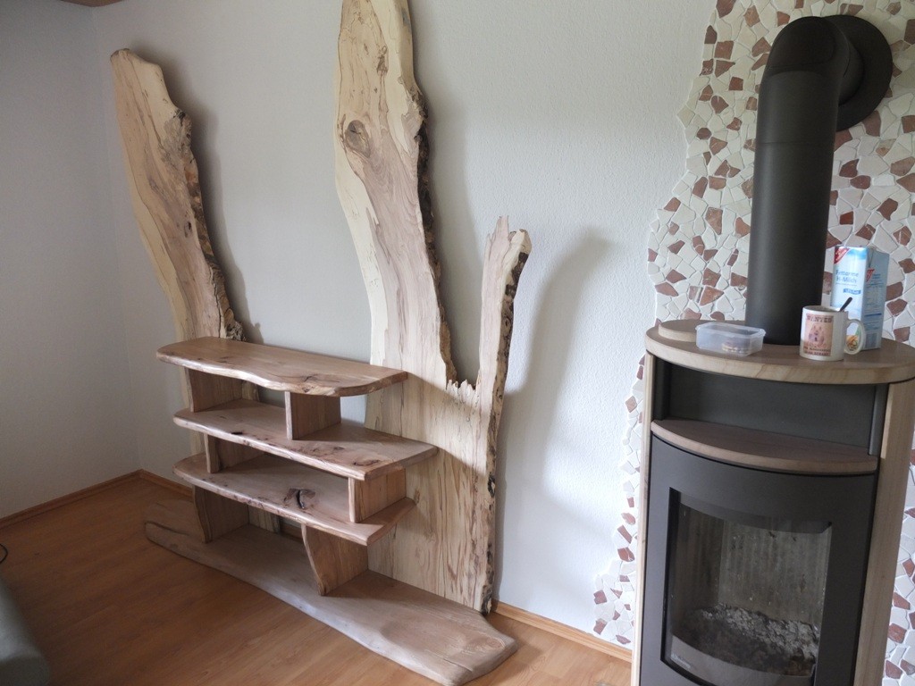 Raumausstattungen - Wildholzmöbel in natürlicher Eleganz