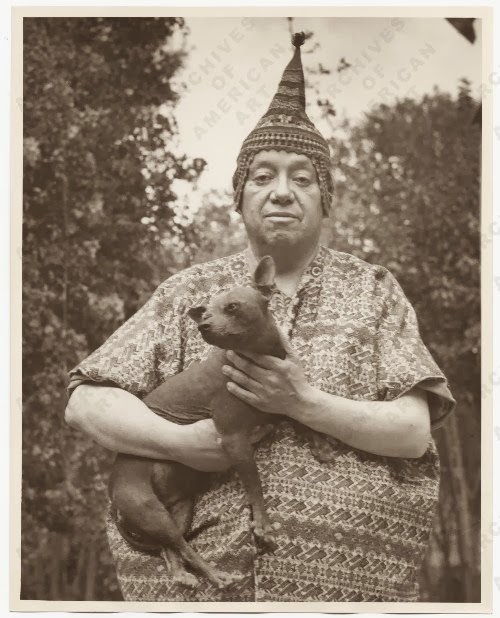 Diego Rivera with a hat holding a dog, 194-? Photo: Guillermo Zamora.