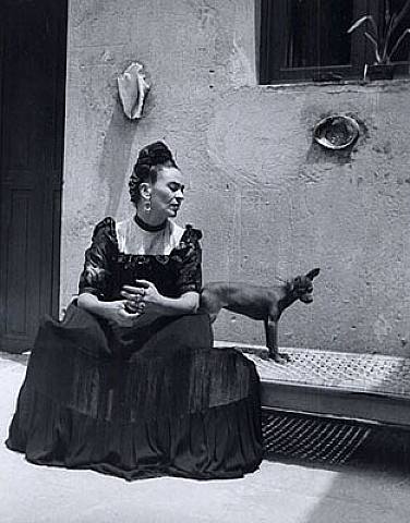 Frida con uno de sus perros xoloescuintle, 1944. Foto de Lola Álvarez Bravo.