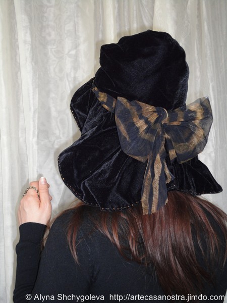 dalla seria VELLUTO (hat & bag). "Charlee": velluto,brocade, ricamo,strass,wool; embroidery