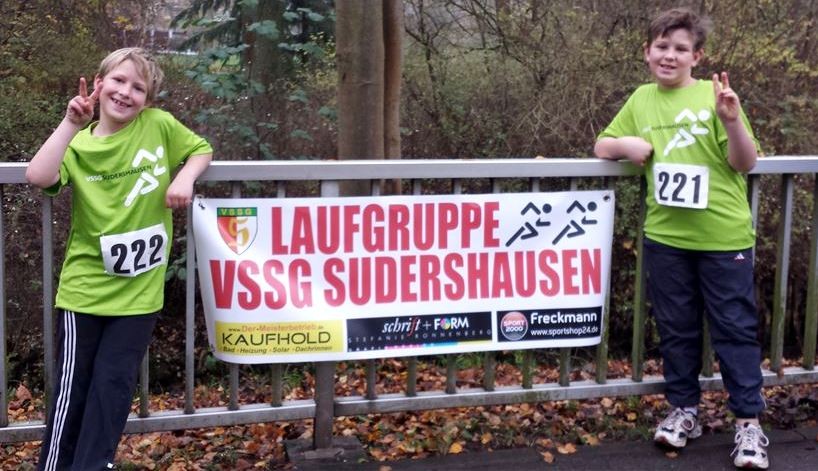 Julian und Benjamin Beulke umrahmen stolz das VSSG-Läuferbanner