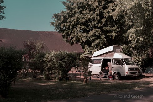 Ile de Re - Wohnmobil am Strand mit Surfbrettern im Hintergrund. Camping zu Corona Zeiten in Frankreich an der Atlantikküste.